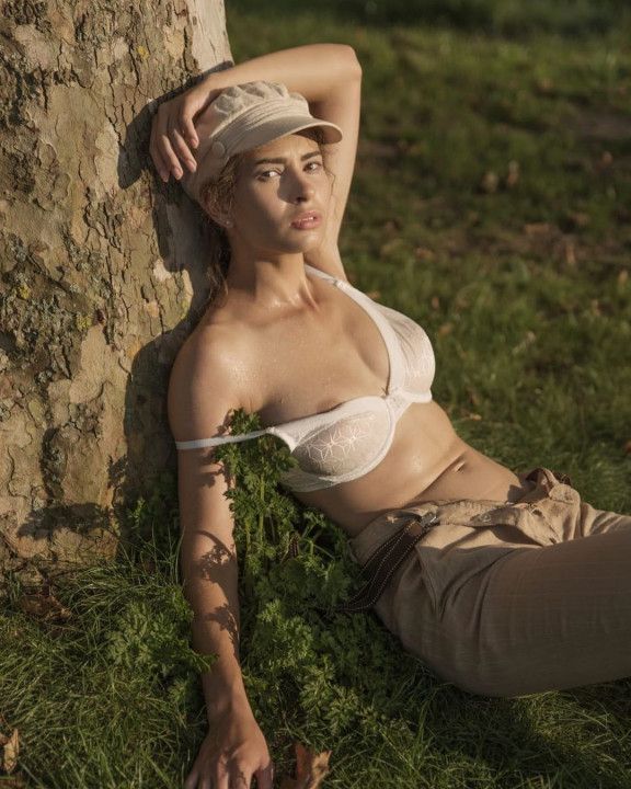 Дівчина з Дніпра називає себе експерткою з мостобудування