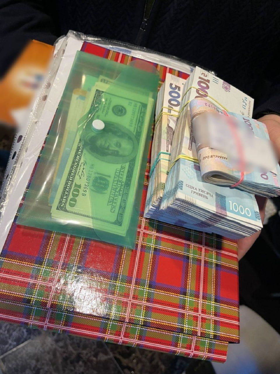 У патрульного вилучили кошти, походження яких невідоме. Фото: прокуратура Київської області