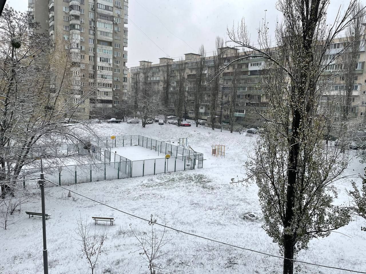 Перший сніг у Дніпровському районі столиці