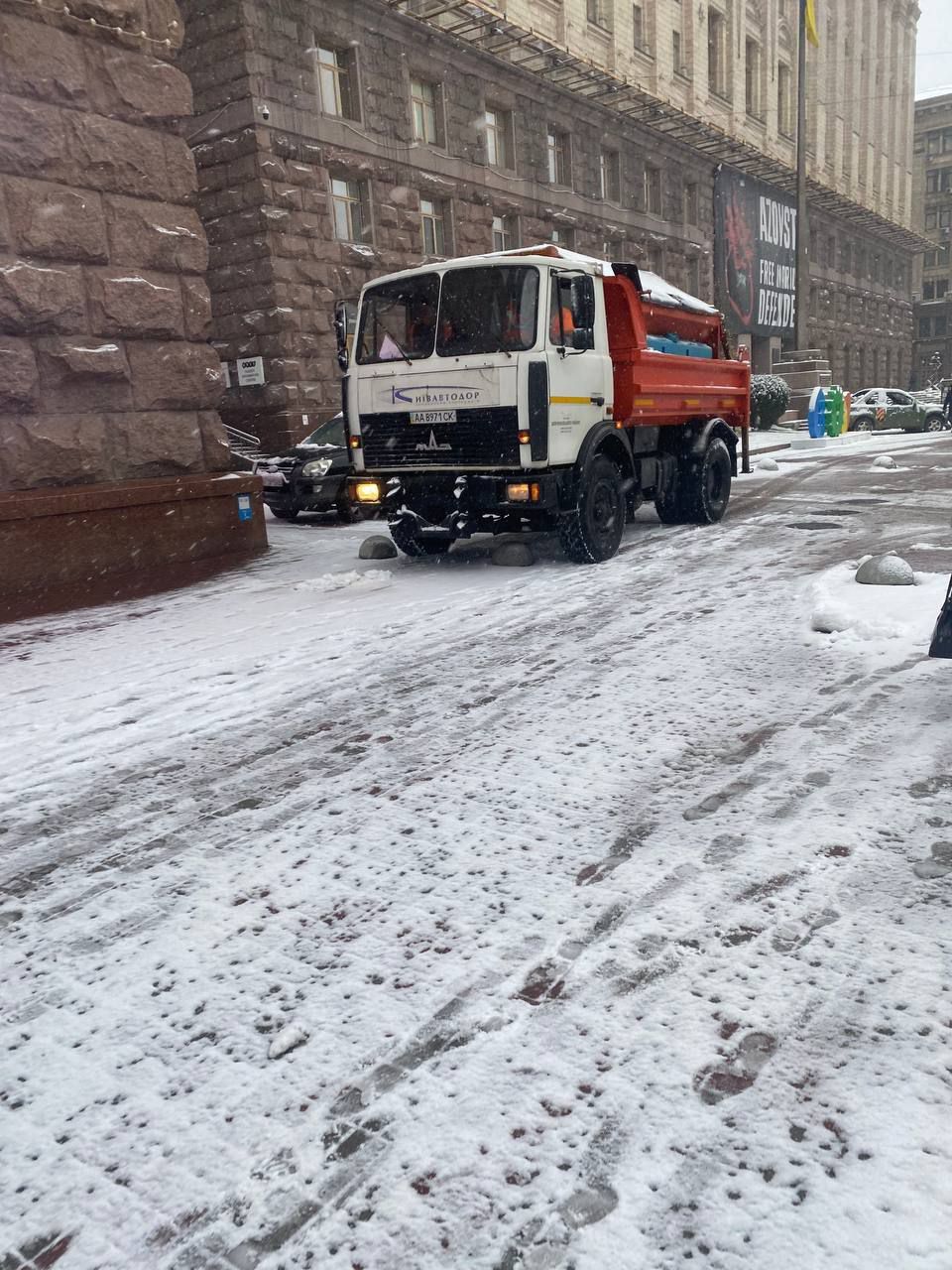 Комунальна техніка бідя будівлі КМДА в центрі