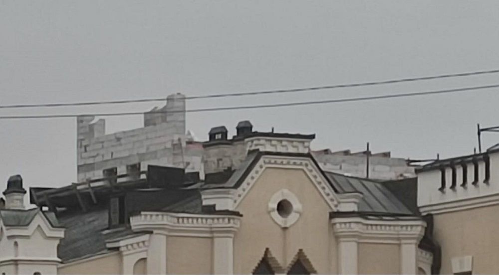 Таку надбудову помітили на історичній будівлі. Фото - департамент КМДА