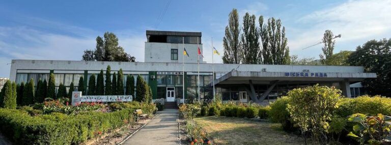 Поки влада громади сидить у приміщенні фарфорового підприємства.