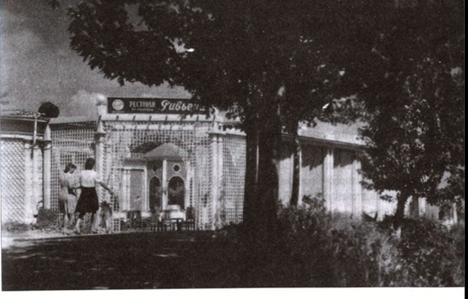 Ресторан зручно розташувався між Парковою та Пішохідною алеями