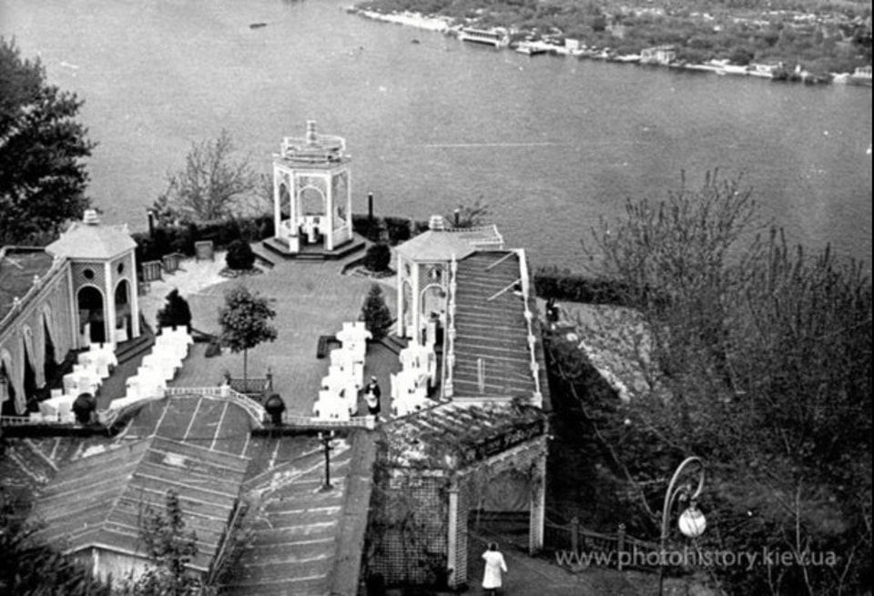 Крім головної будівлі, була розкішна літня тераса