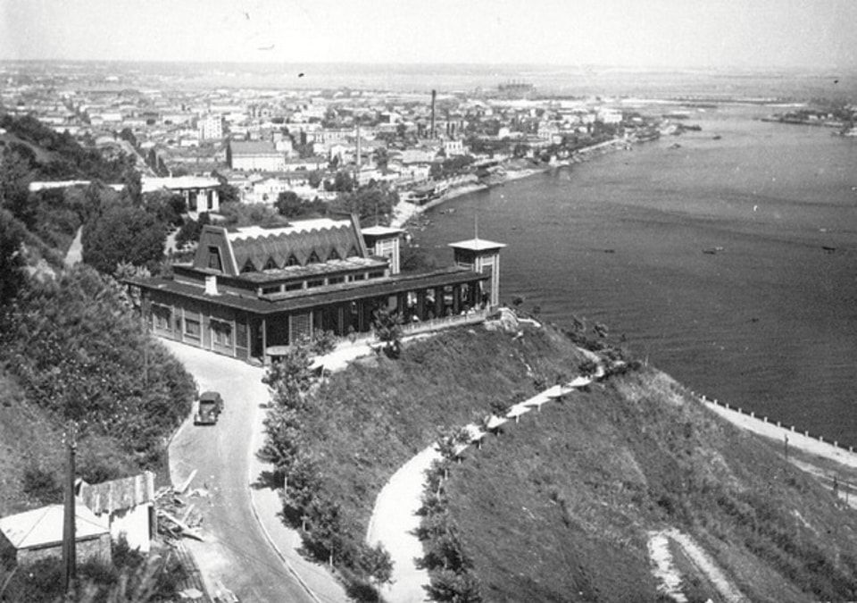 Ближче до схилу розташували майданчик для оркестру