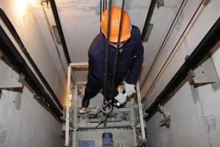 За исправностью работы лифтов следят победители тендеров. За исправностью работы лифтов следят победители тендеров.