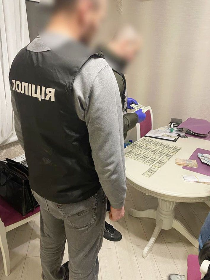 Перша частина хабаря була у вигляді доларів та зберігалася вдома у злочинця
