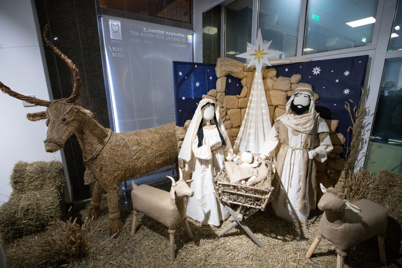 Відкривається виставка новорічних та різдвяних символів Відкривається виставка новорічних та різдвяних символів