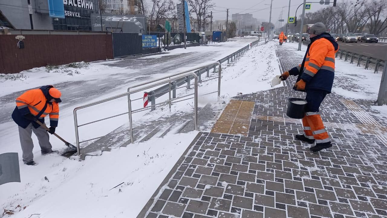 Комунальні служби обробляють протиожеледними засобами тротуари Києва