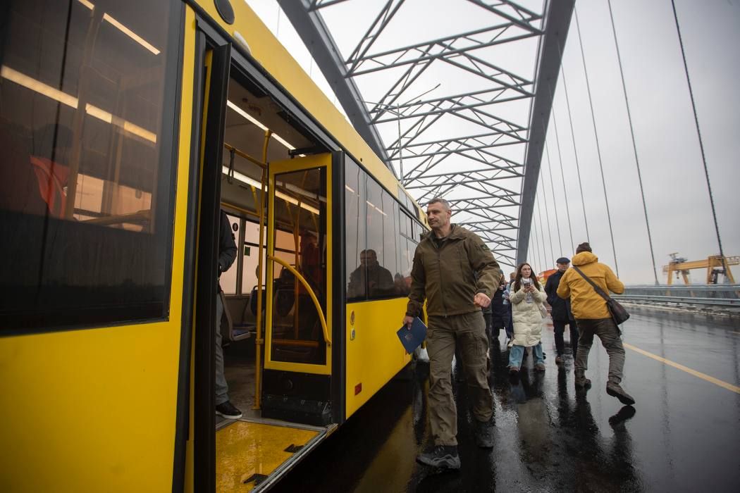 Пока по мосту движется общественный транспорт и спецтранспорт.