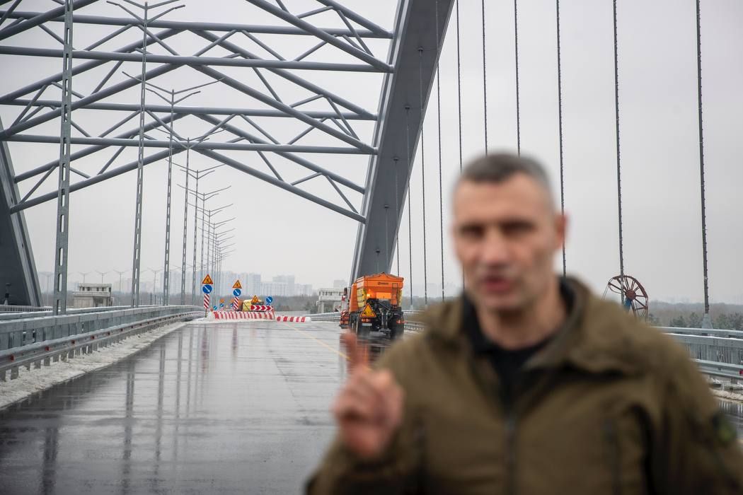 Кличко упрекают, что при его каденции деньги на строительство моста могли тратиться неэкономно. Фото - ТГ канал Виталия Кличко