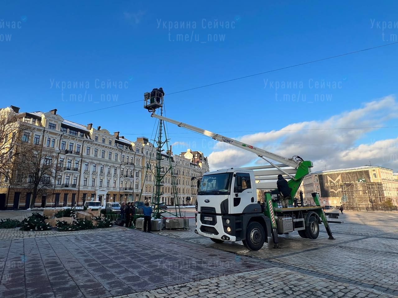 Гілки укладають на каркас за допомогою крана-маніпулятора