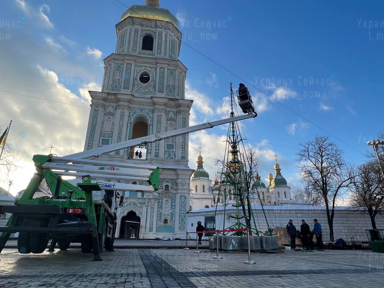 Монтують ялинку трохи ближче до входу в Софію, аніж торік