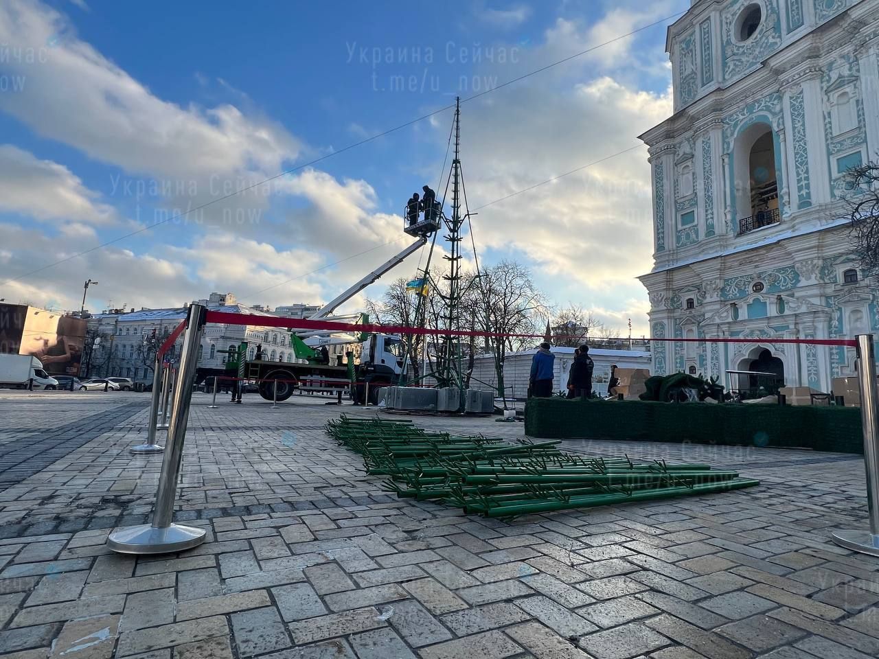 Навколо монтують декоративну захисну споруду