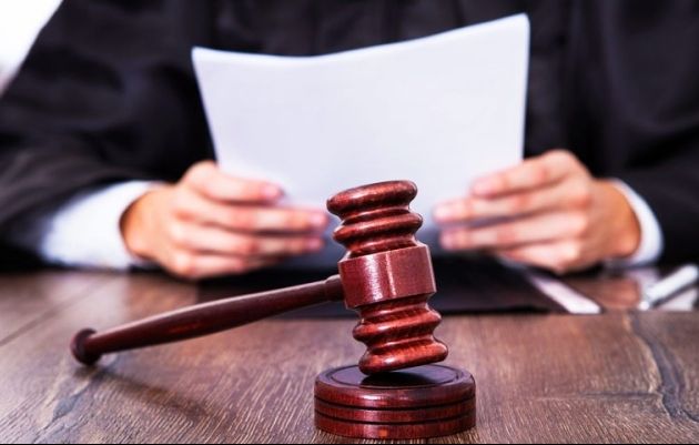 Перед винесенням рішення суддя вивчив всі докази. Перед винесенням рішення суддя вивчив всі докази.