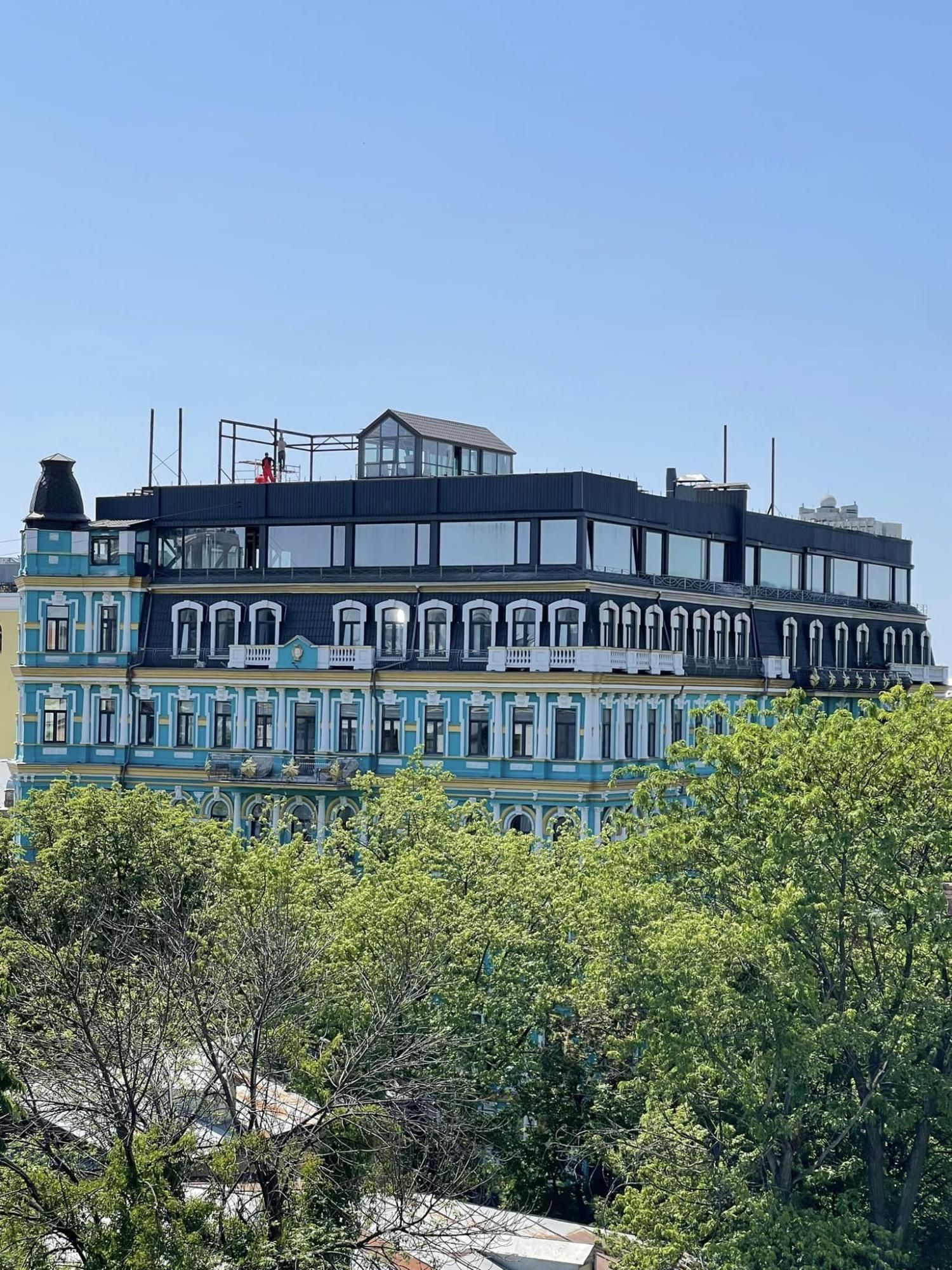 На даху історичного будинку почали збудували мансарду. Фото - Оксана Левченя