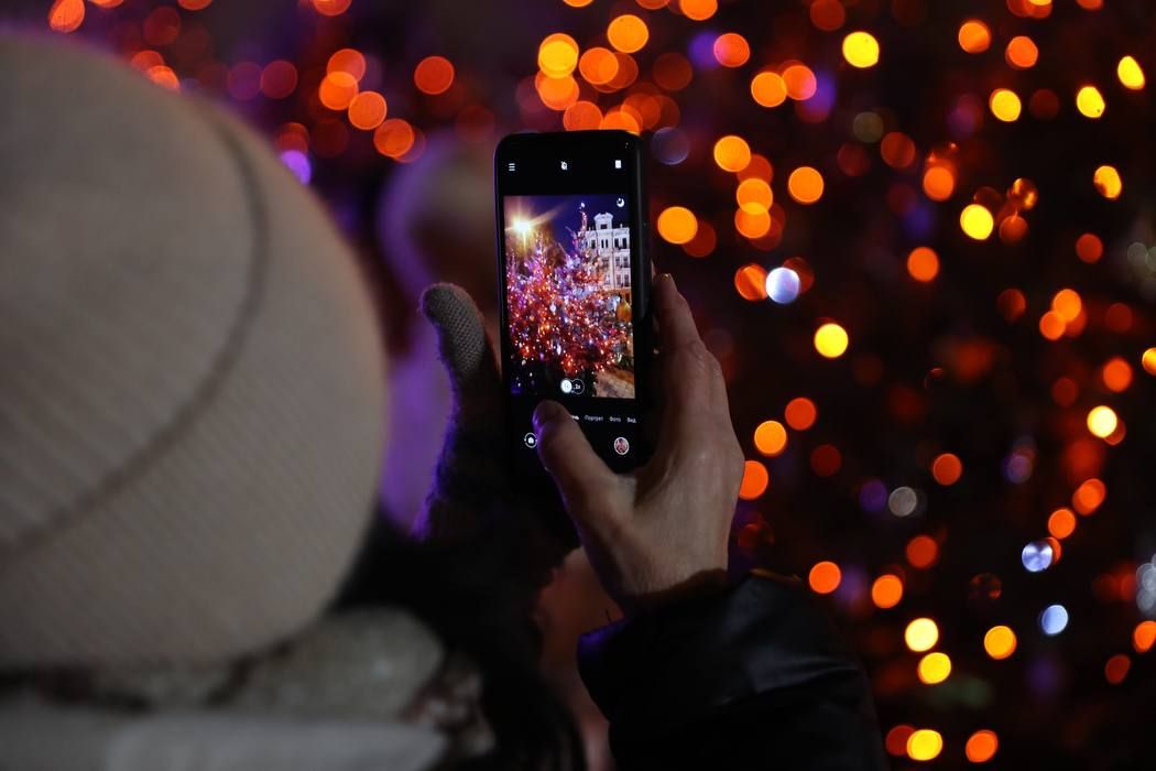 В Киеве зажгли огни на главной елке страны – фото и видео 3