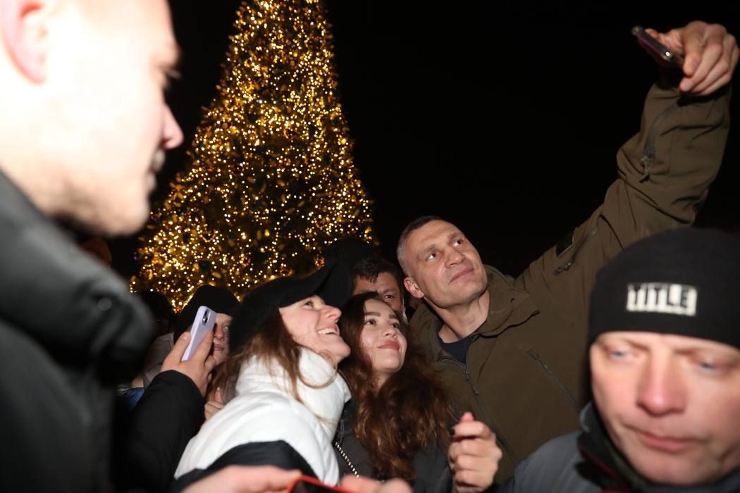 В Киеве зажгли огни на главной елке страны – фото и видео 2