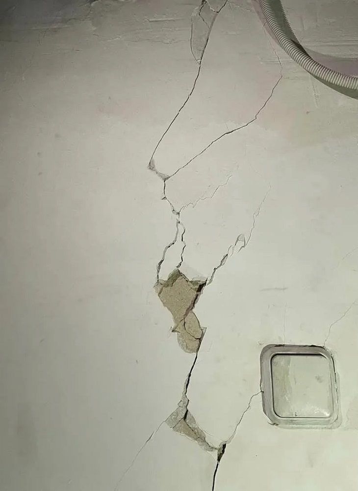 Історична будівля через сусідство з будмайданчиком пішла тріщинами.