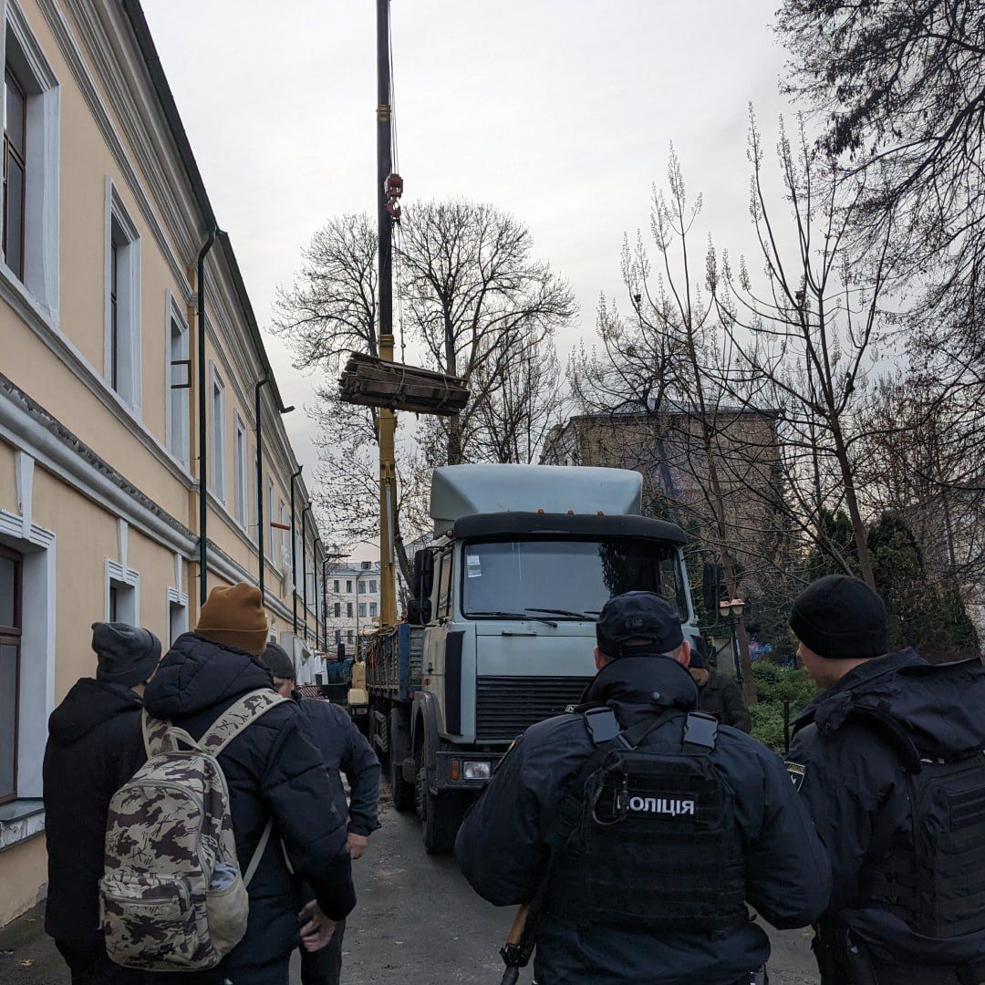 Активісти викликали поліцію, щоб зупинити будівельні роботи. Фото - "Спадщина"