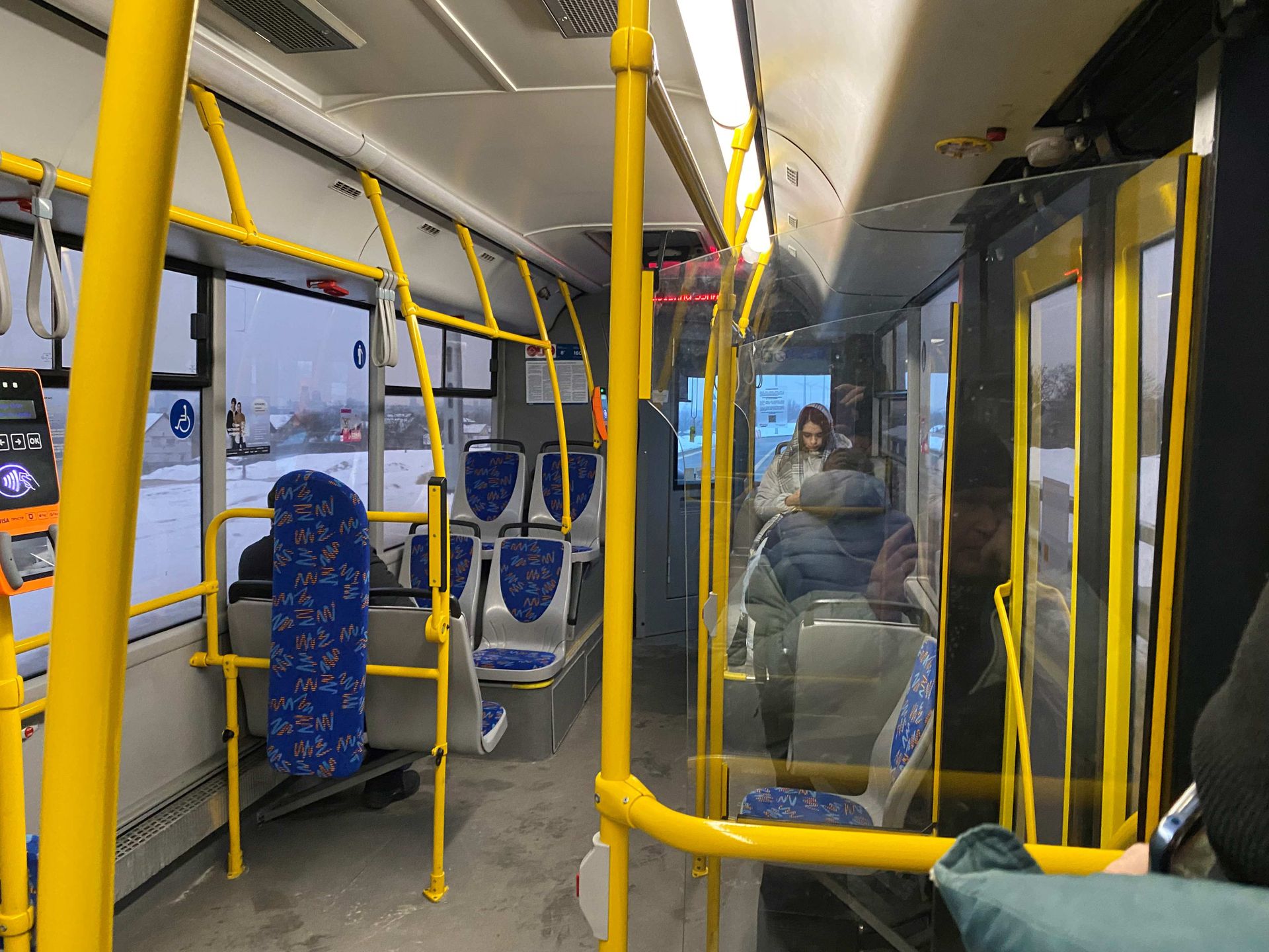 В салоне автобуса в разгар рабочего дня было почти пусто