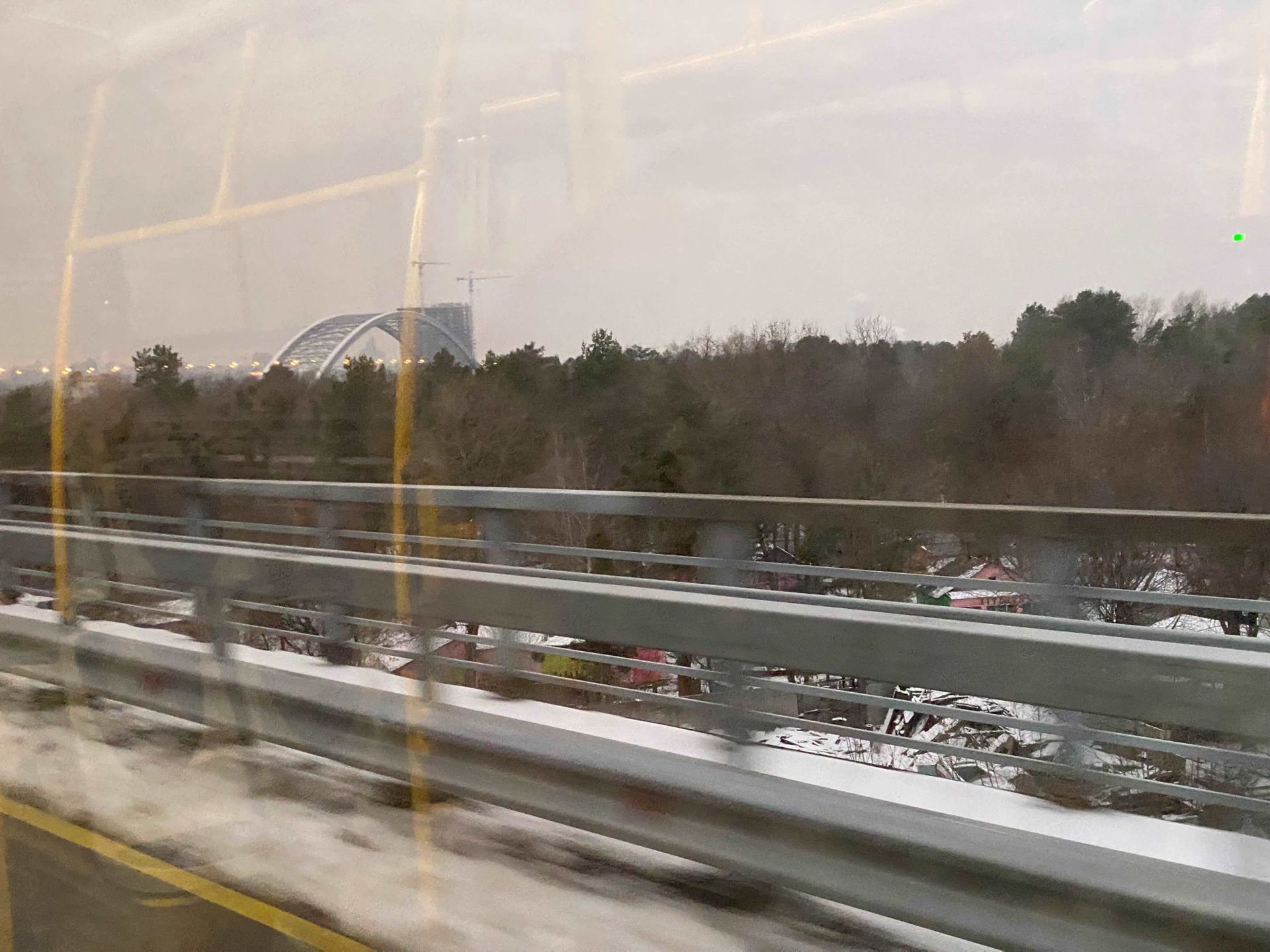 Совершенная архитектура. Мы не фотографировали сам мост, чтобы не провоцировать страну-агрессора