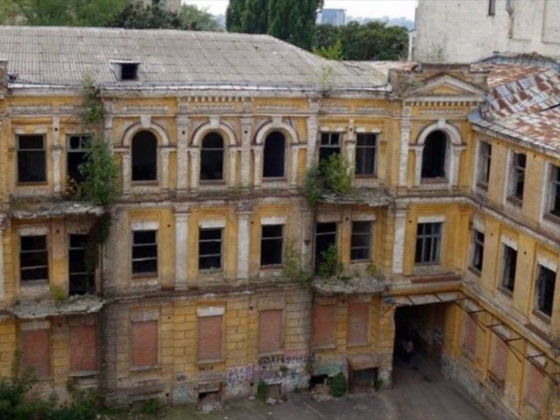 Долгие годы домом никто не занимался.