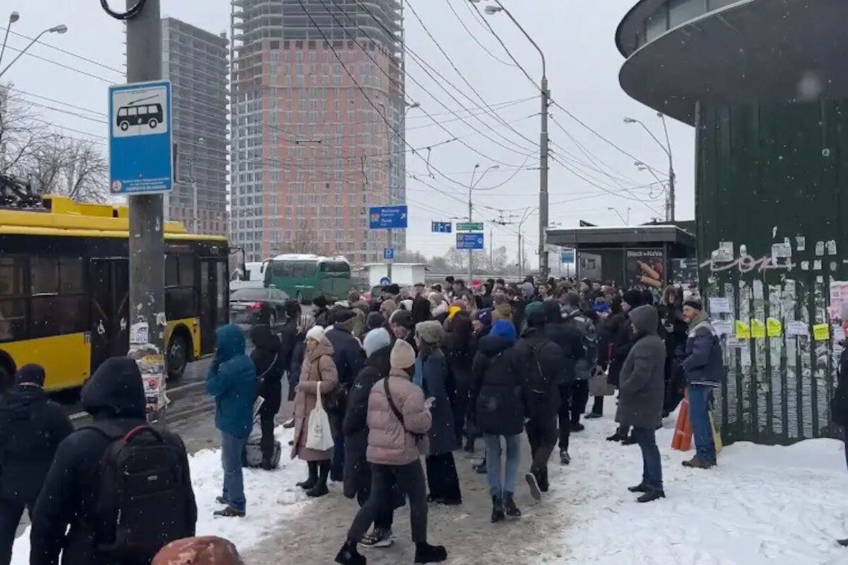 Черги на станціях громадського транспорту. Київ
