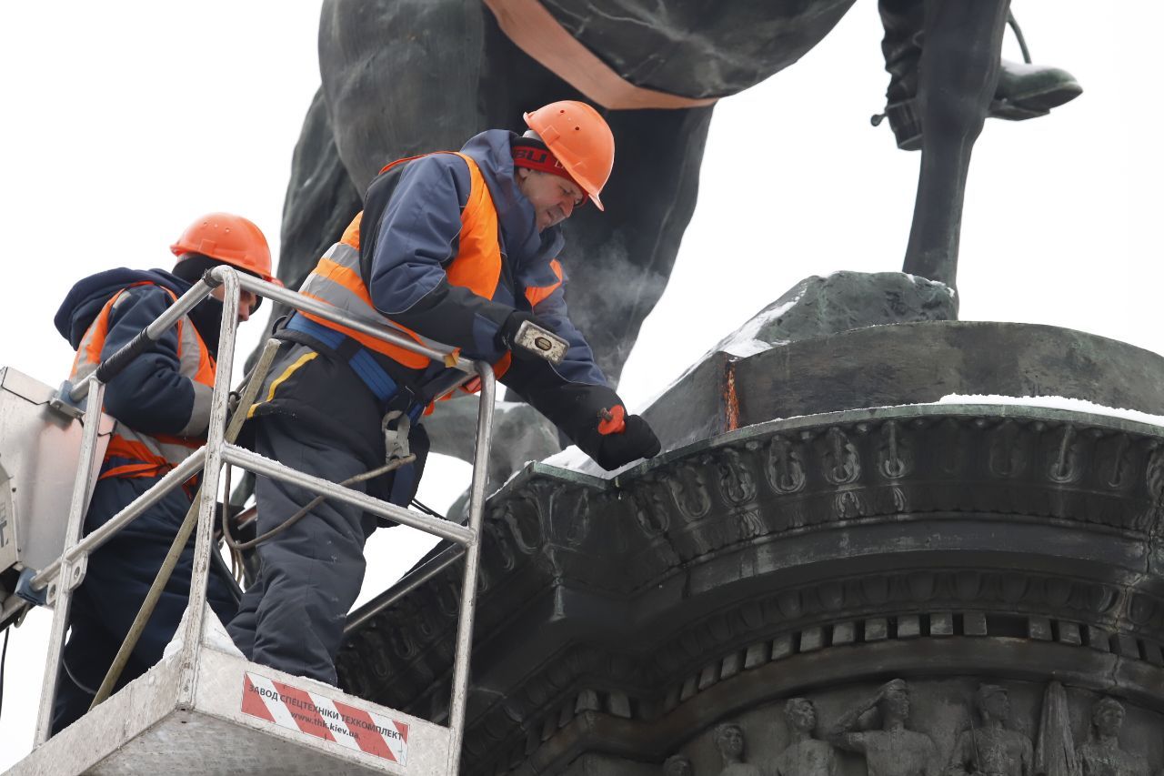 Копита коня відтинали від постаменту болгаркою