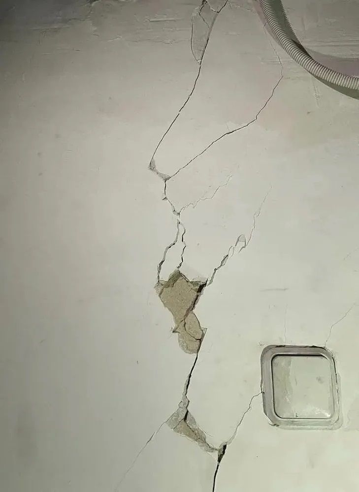 По соседству со строительством на памятнике появились трещины.