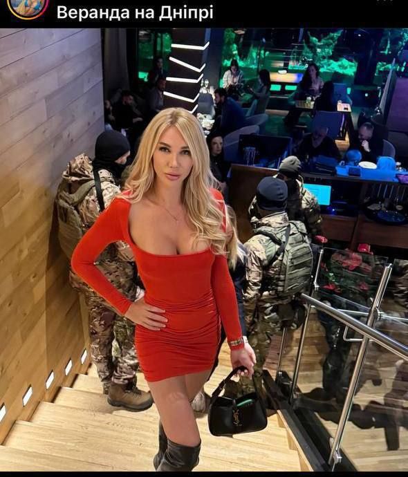 Посетительница "Веранды" во время визита ТЦК и СБУ в заведение