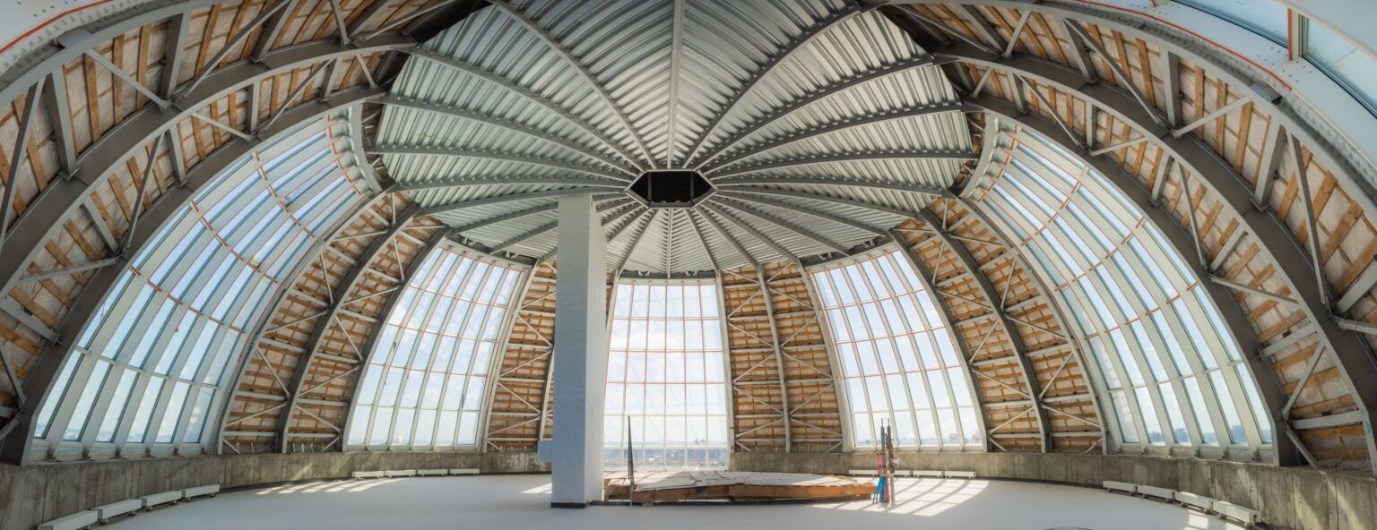 Учитывая высоту потолка и купола, внутри можно построить хоть планетарий Учитывая высоту потолка и купола, внутри можно построить хоть планетарий