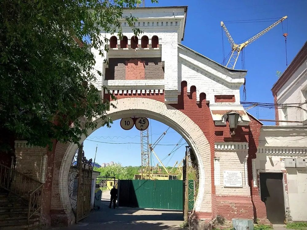 Справжньою окрасою заводу була брама.