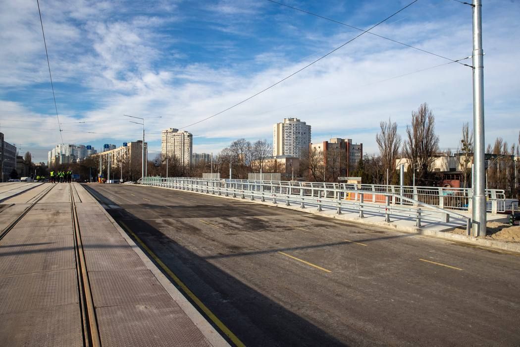 20 грудня відкрили рух Дегтярівським шляхопроводом - для проїзду автотранспорту та трамваю оновленими коліями