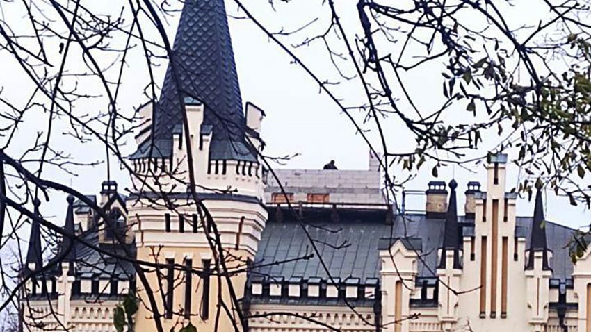 Таку надбудову побачили на історичній будівлі. Таку надбудову побачили на історичній будівлі.