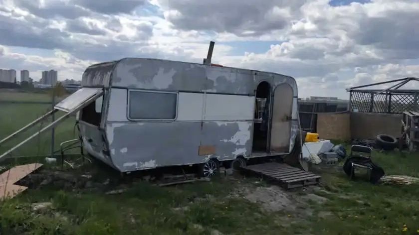 Туалет і літній душ знадвору: скільки коштує найдешевше житло Києва і які там умови - фото 1