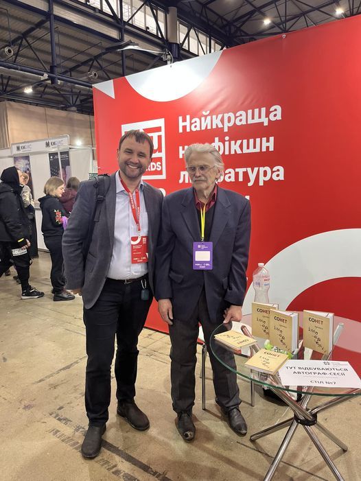 Одне з останніх фото Мокровольського було зроблено на книжковому ярмарку в Києві
