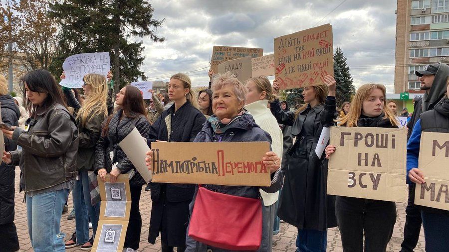 Киевляне требуют больше помогать защитникам.
