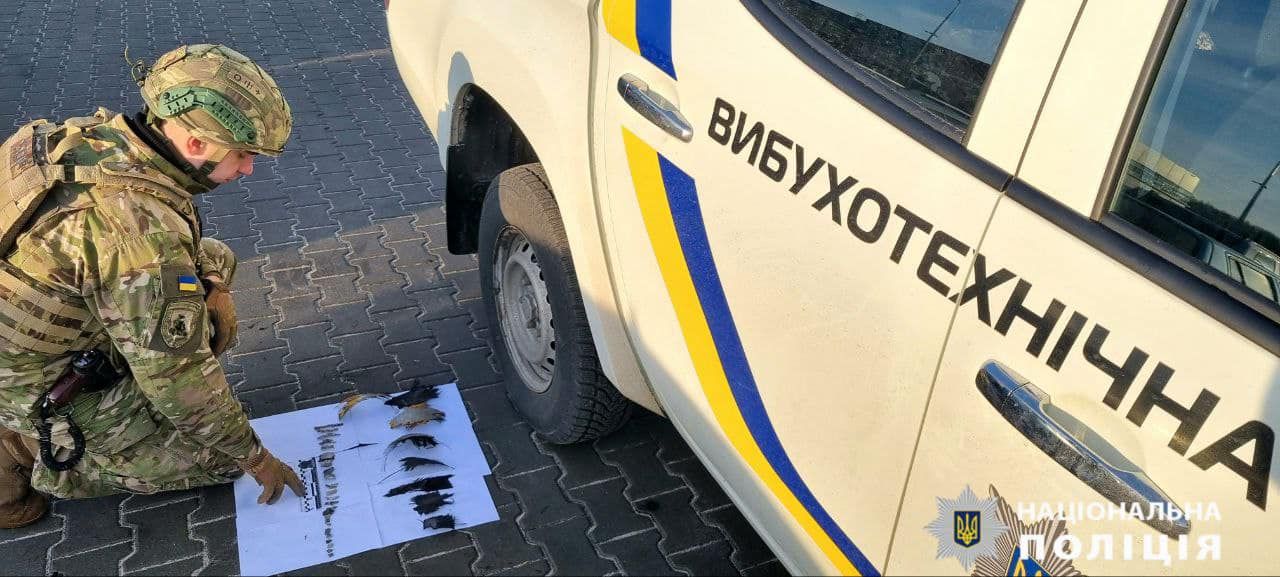 Полицейские внимательно собирают обломки ракет