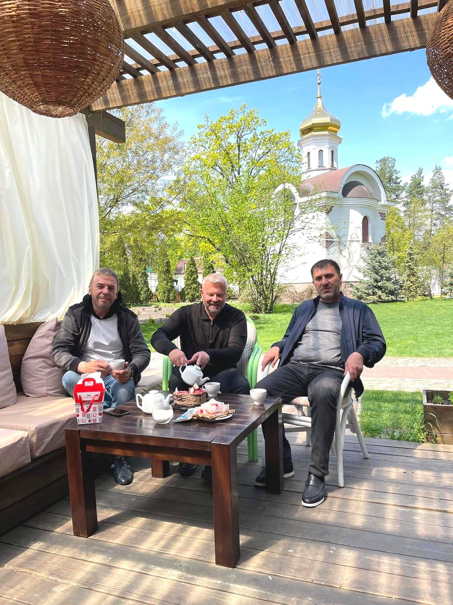 Дживан Мамоян крайнее дело, депутат облсовета Левченко в центре - фото из профиля "Дживан Мамоян" на Facebook