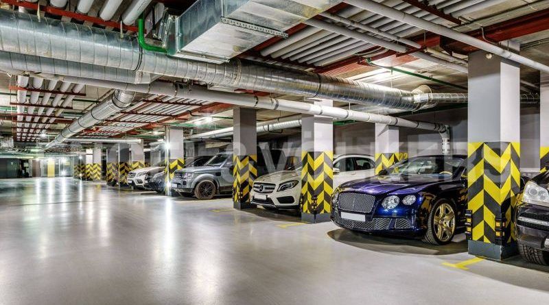 Через помилки під час будівництва авто заливало водою.