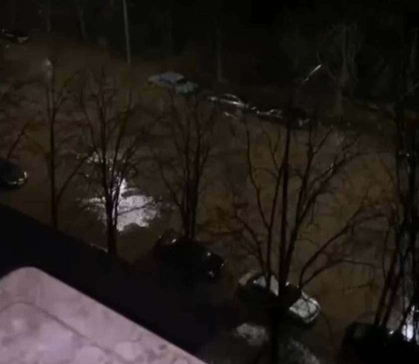 У Києві прорвало каналізацію: одну з вулиць затопили нечистоти – відео 1