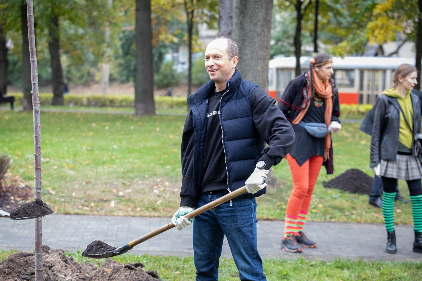 Еще один чиновник КГГА, Александр Возный, лично взял в руки лопату