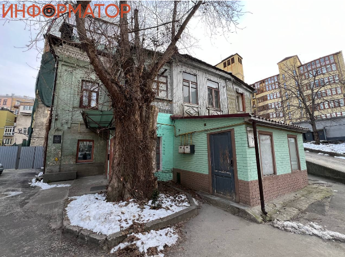 Тополю, що росте біля входу в будинок, висаджувала мати Костянтина Малєєва