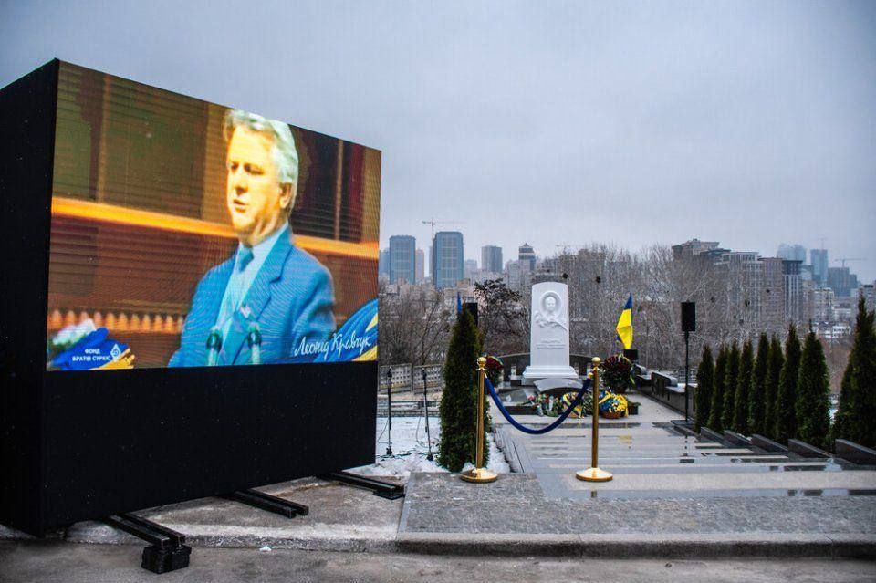 Були присутні Стефанчук і Суркіс: у Києві відкрили пам'ятник Леоніду Кравчуку 2