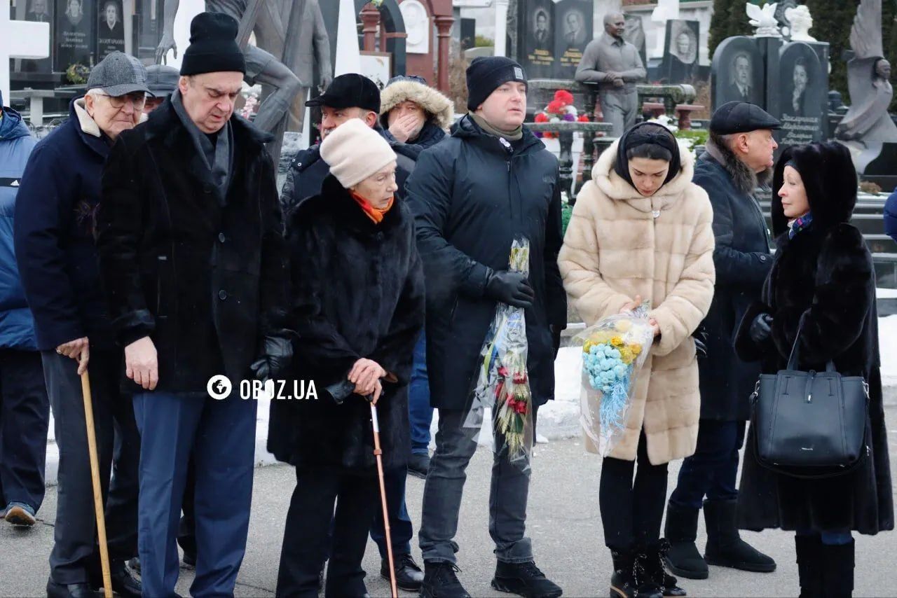 Віддати шану першому президентові прийшли рідні та близькі Леоніда Кравчука. Фото Oboz.ua