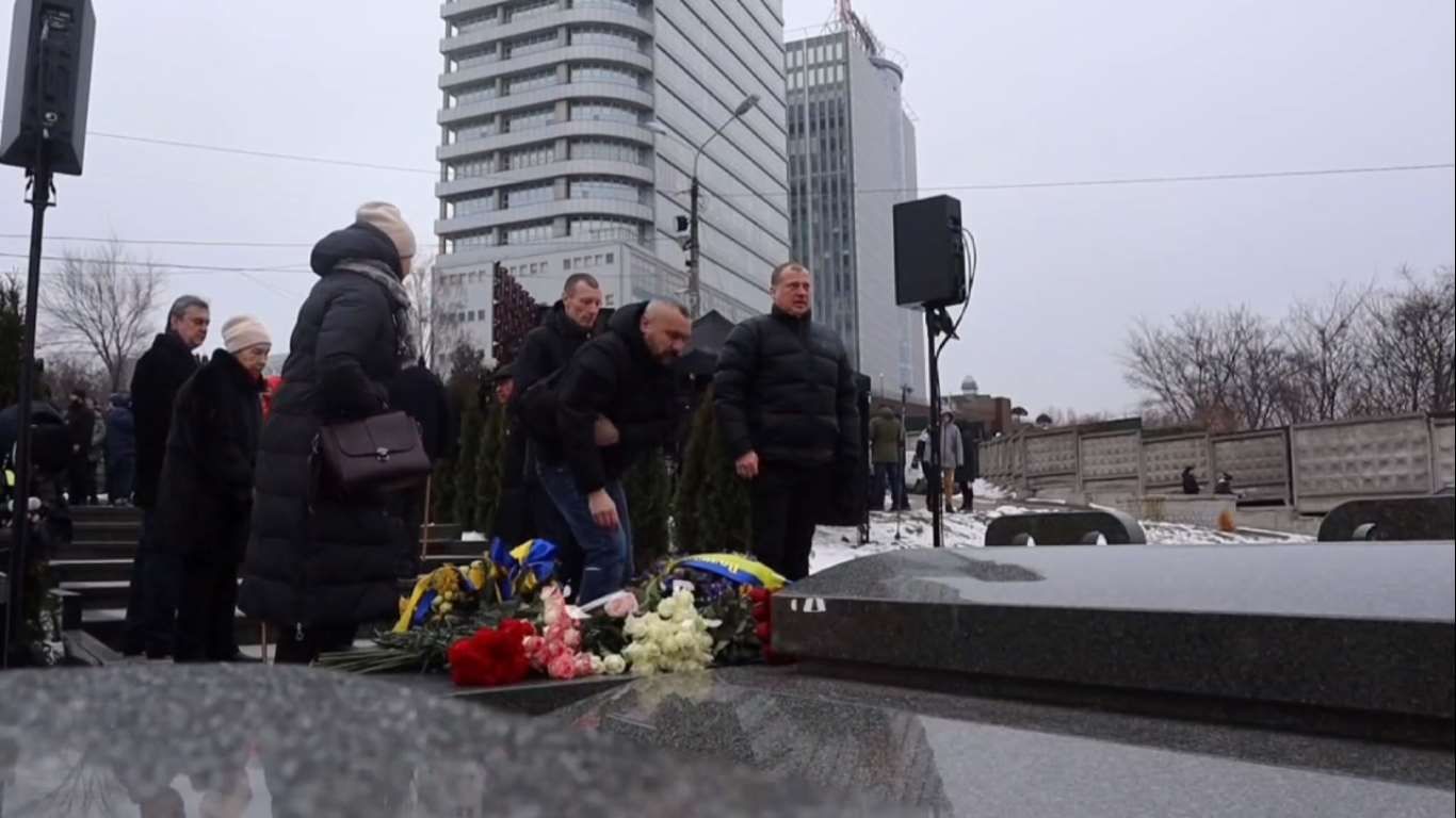 Покладання квітів до пам'ятника - букети були від президента, парламенту та "Динамо Київ"