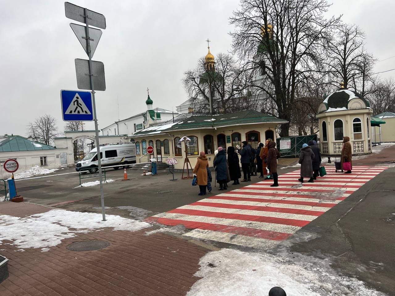 Жіночки, переважно похилого віку, водять хороводи та зігріваються чаєм