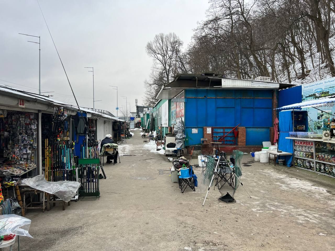 Зараз на ринку "Бухара" небагато покупців - а колись не було, де яблоку впасти