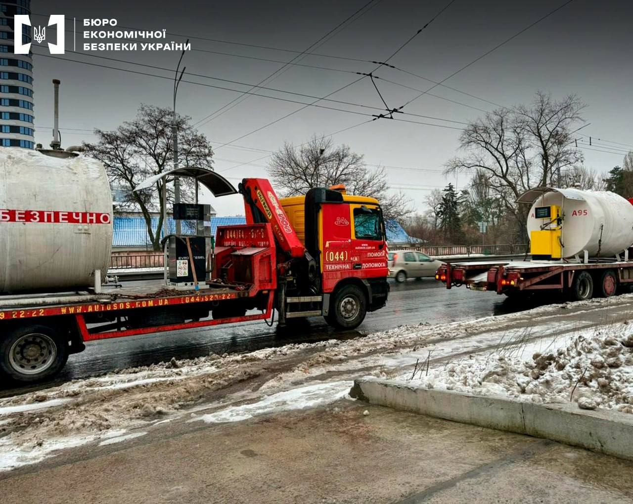 В настоящее время осуществляются необходимые следственные действия, устанавливается полный круг лиц, причастных к преступлению и другие нелегальные АЗС